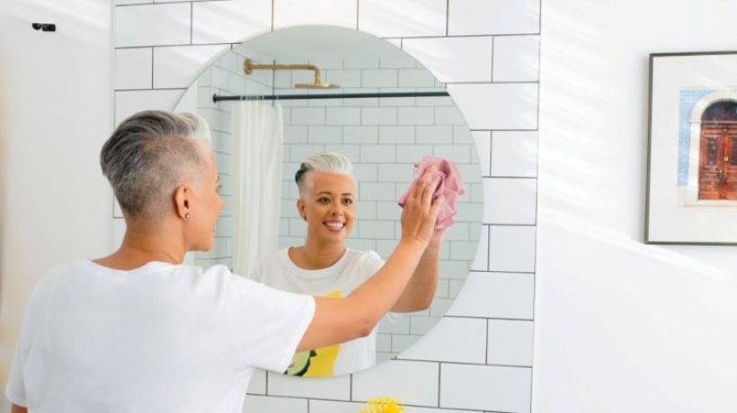 Best Way to Clean Textured Shower Glass Without Streaks